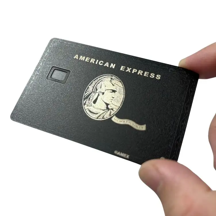 Kartu kredit logam Amex hitam buram dengan nama terukir dan nomor kartu