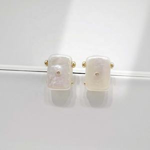 Pendientes de plata 925 al por mayor para mujer, aretes grandes de lujo chapados en oro con perlas de agua dulce, geométricos y exagerados. - Product Image 1