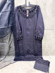 Ensemble de costumes en coton avec broderie complète pantalon de travail manuel et Dupatta brodé avec intérieur Santoon - Product Image 4