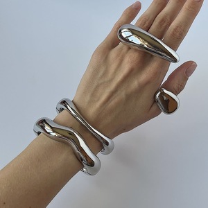 2024 nouveauté mode pas cher en gros à la mode en alliage de métal <span class=keywords><strong>Bracelet</strong></span> en alliage métallique <span class=keywords><strong>bracelet</strong></span> texture lisse manchette <span class=keywords><strong>bracelet</strong></span> - Product Image 6