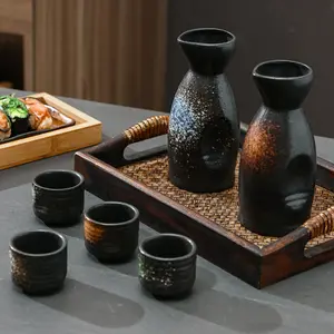 طقم زجاجات ساكي على الطراز الياباني التقليدي زجاجة ساكي مع نبيذ بورسلين من السيراميك