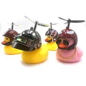 Nouvelles décorations de tableau de bord en forme de canard en caoutchouc jaune, avec cloche, hélice, <span class=keywords><strong>casque</strong></span>, bandage et chaîne dorée - Product Image 5