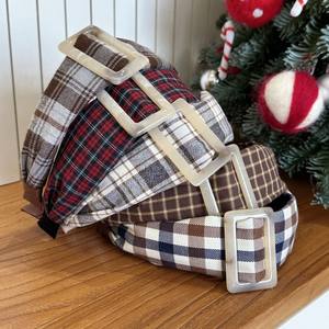 عصابة رأس كورية جديدة بنمط الكلية الكلاسيكي مع مشبك مربعات، إكسسوار أنيق بني اللون للخريف والشتاء - Product Image 1