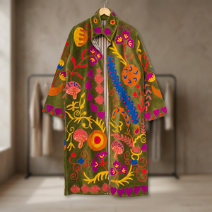 Abrigo Largo de Terciopelo Verde Bordado a Mano, Diseño Tradicional Uzbeko Suzani, Estilo Bohemio Multicolor, para Mujer, Invierno - Product Image 5