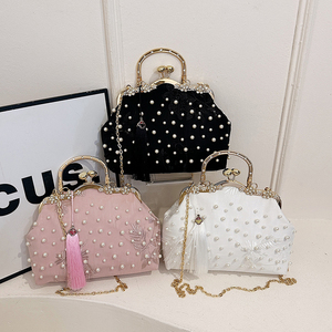 Bolso de Noche para Mujer de Poliéster Suave de Alta Calidad con Diseño de Conchas, Decoraciones de Perlas y Correa de Cadena. Modelo 3011 - Product Image 6