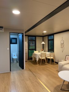 Bureau modulaire extensible de 20 pieds avec poste d'accueil, sièges pour invités, vitrages personnalisés et intérieur organisé - Product Image 3