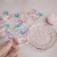 Vente en gros de dosettes de lessive en forme de patte écologiques 4 en 1 boules de détergent à lessive avec perles parfumées