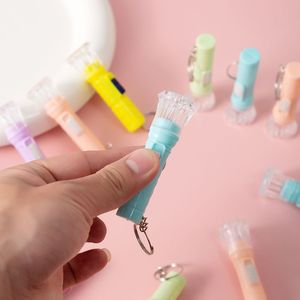 Mini linterna LED de colores macaron, juguete de plástico, regalo para niños, unisex - Product Image 4