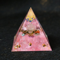 Pyramide populaire en époxy cristallin avec gravier, ornement énergétique de bureau, décoration artisanale pour table de maison