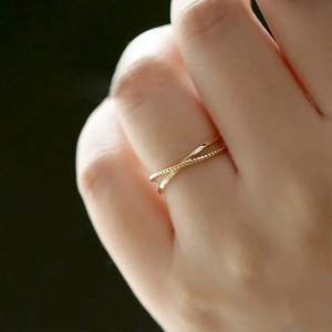 Anello Minimalista a Fascia Liscia con Linee Incrociate, Gioiello Semplice per Uso Quotidiano alla Moda per Donne - Product Image 3