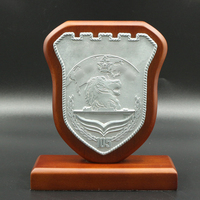 Grande boîte à trophées personnalisée en résine dure avec base en bois Barre de fer militaire Plaques de support pour les trophées et récompenses de chasse