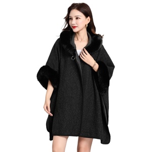 Capa con Capucha de Piel Sintética de Conejo para Mujer, Poncho Oversize con Mangas Murciélago, Suéter Tipo Capa para Actividades al Aire Libre y Bodas - Product Image 3