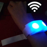 Équipement de décoration d'événement Lumière LED RVB Clignotant Bracelet LED télécommandé