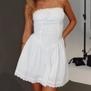 Vestido Mini a Rayas sin Tirantes para Mujer, con Volantes y Encaje, Estilo Casual para Playa o Verano - Product Image 2