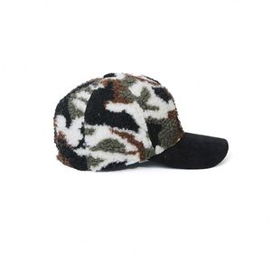 Casquette de baseball d'hiver en velours côtelé avec bordure camouflage, doublure en polaire chaude, design 5 panneaux, logo brodé personnalisé - Product Image 3