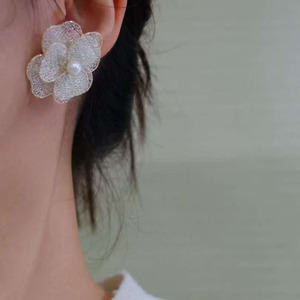 wholesale Jewelry 14K Gold Filled Floral <b>Stud</b> Earrings, Italian Metal Lace Craft Natural Freshwater Pearl Flower Earrings - Product Image 4