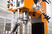 Machine à fraiser de table ZAY7030V, vente chaude, machine à percer et à fraiser à vitesse variable avec CE