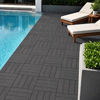 Dalles emboîtables WPC antidérapantes pour sols sécurisés dans les zones humides, idéales pour les terrasses de piscine, les allées de jardin et les sols de salle de douche
