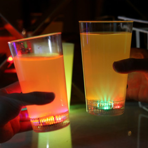 Glow Party Décor 16oz lampeggiante multicolore LED Light up coppe <span class=keywords><strong>per</strong></span> feste <span class=keywords><strong>per</strong></span> <span class=keywords><strong>capodanno</strong></span> compleanno Barware matrimonio - Product Image 1