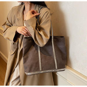 <span class=keywords><strong>Sac</strong></span> fourre-tout sophistiqué, polyvalent et de grande capacité pour femmes exigeantes ; <span class=keywords><strong>Sac</strong></span> à bandoulière ou <span class=keywords><strong>sac</strong></span> à main élégant. - Product Image 5