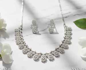 Elegante Juego de Collar con Piedras de Circonita Cúbica y Acabado en Rodio Blanco, Joyería de Diseño Perfecta para Bodas y Eventos Nocturnos - Product Image 5