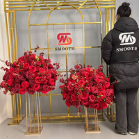 Fabrikpreis Künstliche Rote Rosen-Arrangement Girlande Dekorativer Ständer Blumenball Tischdekoration für Hochzeiten
