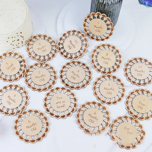 En stock : cartes mensuelles de croissance pour bébé en bois, accessoires photo pour enregistrer les étapes importantes de bébé. - Product Image 1