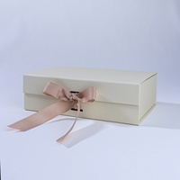 Boîte cadeau personnalisée en ivoire avec fermeture magnétique et ruban, finition laminée mate, idéale pour les bijoux, les cadeaux de mariage et l'emballage.