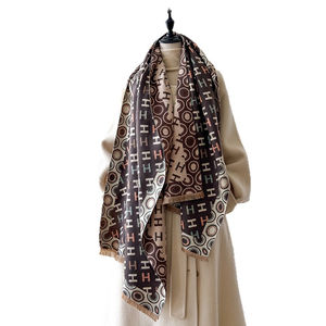 Bufanda con flecos de <span class=keywords><strong>estilo</strong></span> japonés y coreano 2025 Niche-Mantón extralargo, cálido y de gran tamaño, bufanda de invierno con patrón de letra "H" - Product Image 5