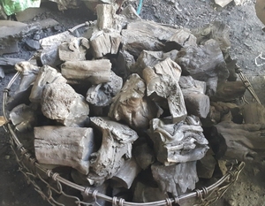 Charbon de bois de café de haute qualité du Vietnam, charbon noir en morceaux, produit de l'industrie chimique à partir de bois de café - Product Image 1