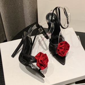 Sandales à talons hauts pour femmes en denim ornées de fleurs 3D et de diamants, avec lanières à la cheville, style escarpins d'été, motif rose rouge - Product Image 3