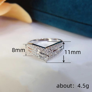 Anello di Fidanzamento Q651 per Donna in Oro Bianco con Diamanti Taglio Baguette e Pietre Laterali Naturali Colore D - Product Image 4