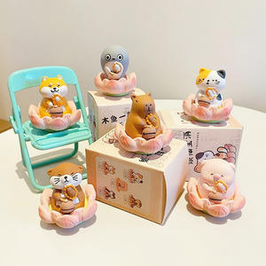 Ornement de bureau artisanal en résine époxy, motif Lotus Bouddha Cochon Mignon, Art populaire exquis fait main, petit objet de décoration apaisant - Product Image 1