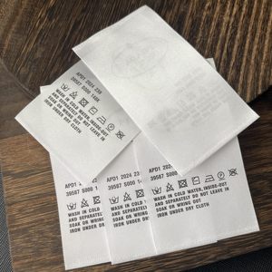 Nhà Máy Tùy Chỉnh Trắng Polyester Satin In Ribbon Rửa Nhãn Chăm Sóc May Laser Cắt Cạnh Có Thể Giặt Hướng Dẫn Chăm Sóc Bao Gồm - Product Image 3