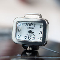 Vintage Punk Cadran Carré Mode Alliage Boîtier Quartz Analogique Élastique Bracelet Ruban Mini Anneau Montre