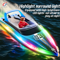 Bateau télécommandé Chengji haute vitesse avec double hélice, design cool, étanche, pour jeux aquatiques, avec lumières