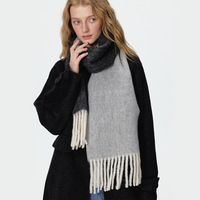 Écharpe à franges patchwork bicolore, douce et moelleuse, asymétrique, à blocs de couleur, écharpe d'hiver avec des pompons épais