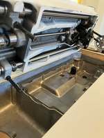 Bon prix d'occasion état Jukis 8700 Machines à coudre avec table à vendre