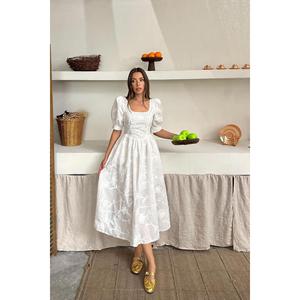 Robe Vintage Blanche en Gros, Manches Ballon, Broderie, Col Carré, Logo Personnalisé, Volants, Taille XL pour les Occasions Printanières - Product Image 6