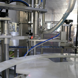 Machine rotative à tête unique pour grands fûts d'huile 1L-10L Placement manuel du couvercle Capsulage automatique Une <span class=keywords><strong>unit</strong></span>é pour les emballages en verre de remplissage de gel - Product Image 3