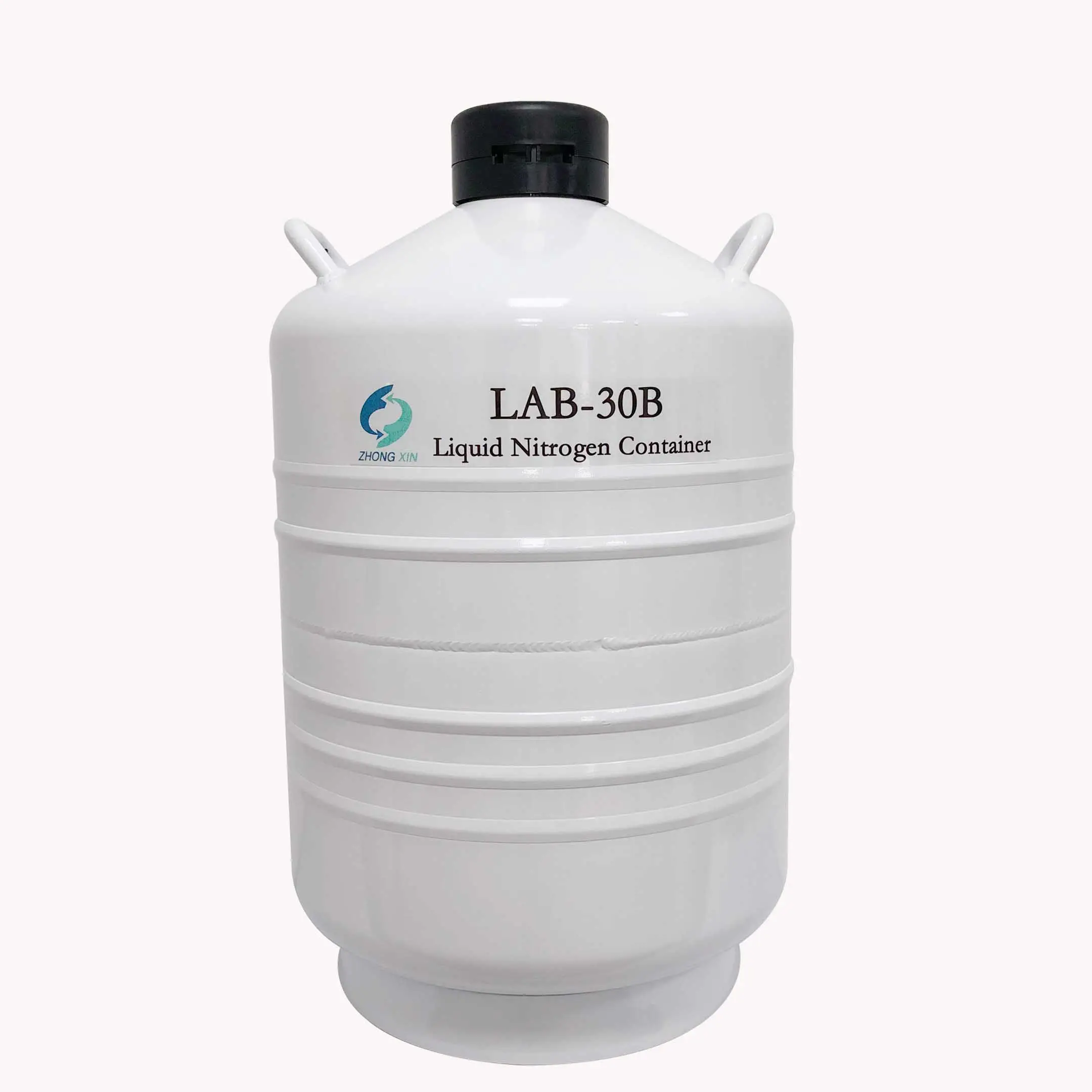 Les fournitures de laboratoire ajoutent de l'azote liquide au réservoir d'azote avec couvercle de verrouillage