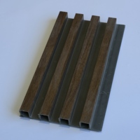 Panneau mural composite en bois plastique pour l'intérieur, imperméable, revêtement cannelé en PVC WPC pour la décoration des murs intérieurs des hôtels