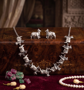 DIVYORO Ensemble Collier et Boucles d'Oreilles Motif Vache Oxydé, Finition Argentée, Bijoux de Mode Premium - Product Image 2