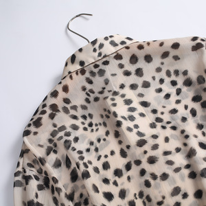 Chemisier en satin imprimé léopard personnalisé 2026 pour <span class=keywords><strong>femme</strong></span>, coupe décontractée, manches longues, boutonné, tombé fluide, hauts vintage OEM/ODM - Product Image 4