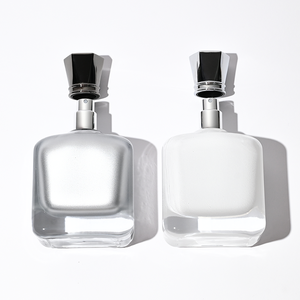 Flacon <span class=keywords><strong>de</strong></span> <span class=keywords><strong>parfum</strong></span> en verre givré <span class=keywords><strong>de</strong></span> 100 ml <span class=keywords><strong>de</strong></span> qualité supérieure avec fond épais pulvérisé et capuchon en alliage <span class=keywords><strong>de</strong></span> zinc poli, logo personnalisé OEM, luxe - Product Image 3