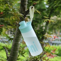 Bouteille d'eau en plastique givré écologique pour le sport, logo personnalisé, avec cordon et couvercle à clapet