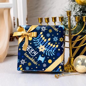 Papel de regalo de aluminio azul oscuro con diseño de letras de Hanukkah, rayas doradas y patrón de hexagrama de copo de nieve, personalizable. - Product Image 2