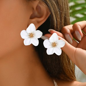 ต่างหูดอกไม้สไตล์วินเทจแบบใหม่ ดีไซน์คลาสสิกชุบทอง ต่างหูแบบติดหูสำหรับผู้หญิง เหมาะสำหรับงานแต่งงาน - Product Image 6