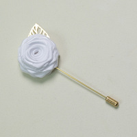 Broche personnalisée faite à la main en forme de rose avec ruban, épingle de revers avec feuille métallique et fleur en tissu satiné pour costume, robe, mariage, cadeau, décoration