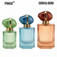 Flacon de parfum carré de luxe 30 50 100 ml en verre épais transparent bleu marine royal avec bande dorée et capuchon en pierres précieuses haut de gamme